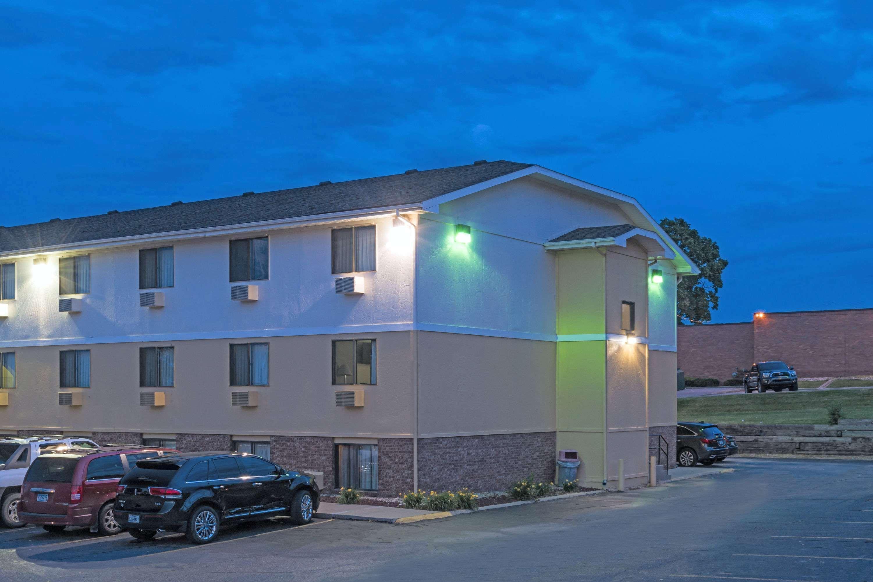 Super 8 By Wyndham Omaha Ne Hotel Exterior photo